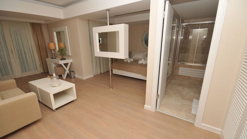 Alesta Yacht Hotel